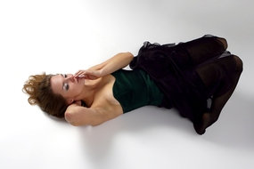 黑裙美女躺在地板上图片